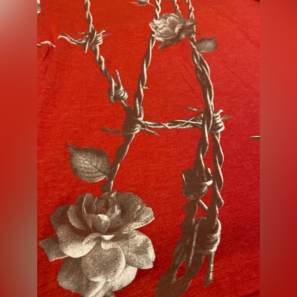 Guess V-Neck Men’s Barbed Wire Roses Graphic Tee. - Picture 2 of 4